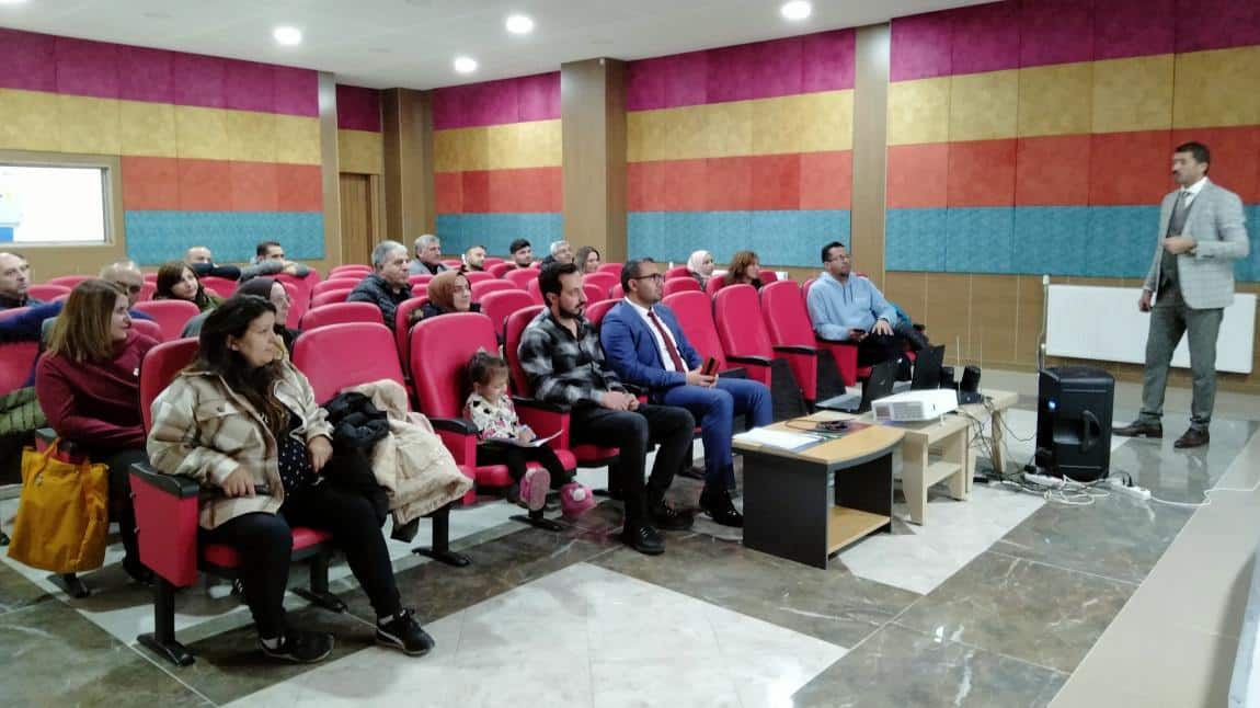 Ardahan Üniversitesi öğretim üyeleri okulumuz idareci ve öğretmenlerine Girişimcilik ve İnavasyon ile İş ve Örgüt Psikolojisi konularında hizmet içi eğitim programı düzenlenmiştir.