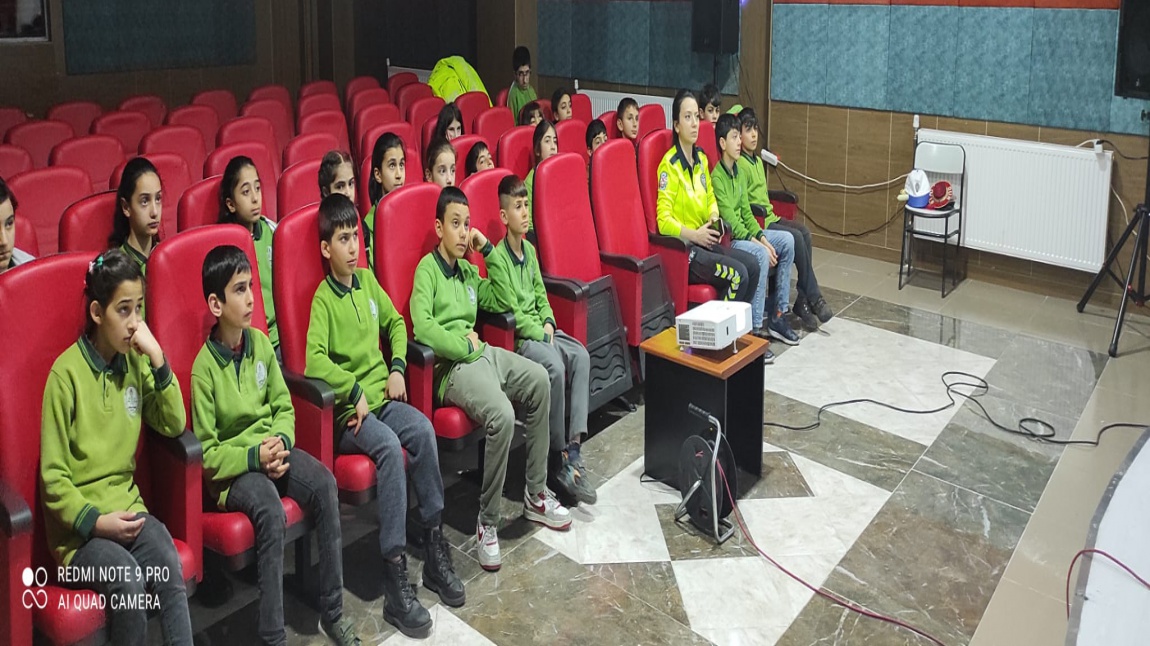 Okul geçidi görevlilerinin yetkileri ve görevleri hakkında 5. sınıf öğrencilerine Ardahan Trafik Şube Müdürlüğü'nce eğitim verilmiştir.